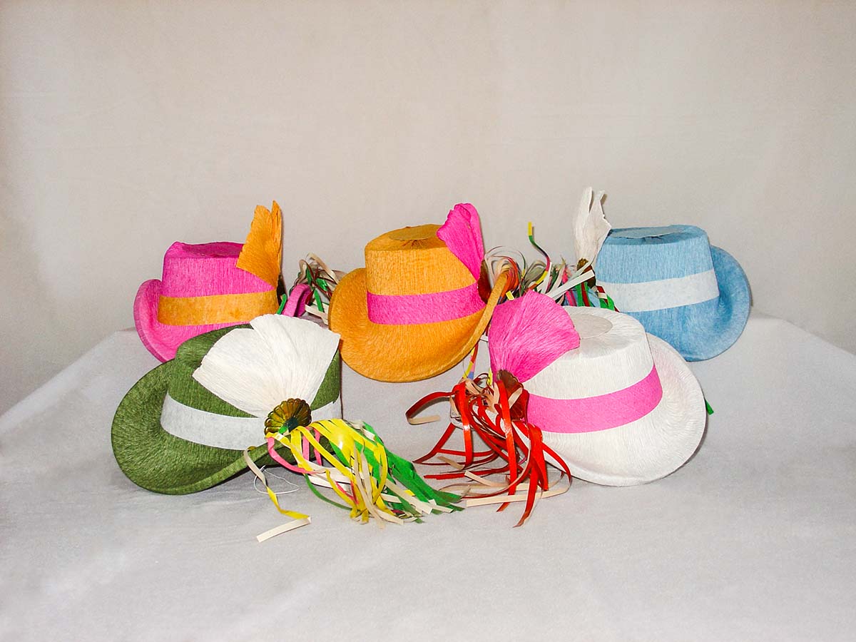 Damenreiterhütchen in verschiedenen Farben mit bunten Bändern